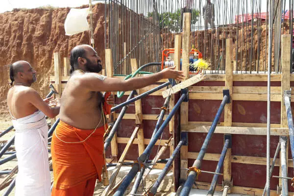 HH Ahobila Jeeyar Swamiji consecrated the first pillar of Bhadra Vedi