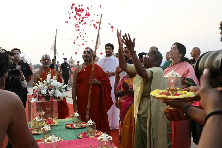 Smt Droupadi Murmu offering prayer to Bhagavad Ramanuja